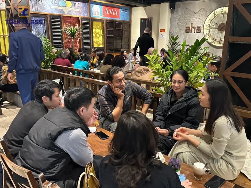 Học viên đang thảo luận sôi nổi trong buổi Coffee Tây
