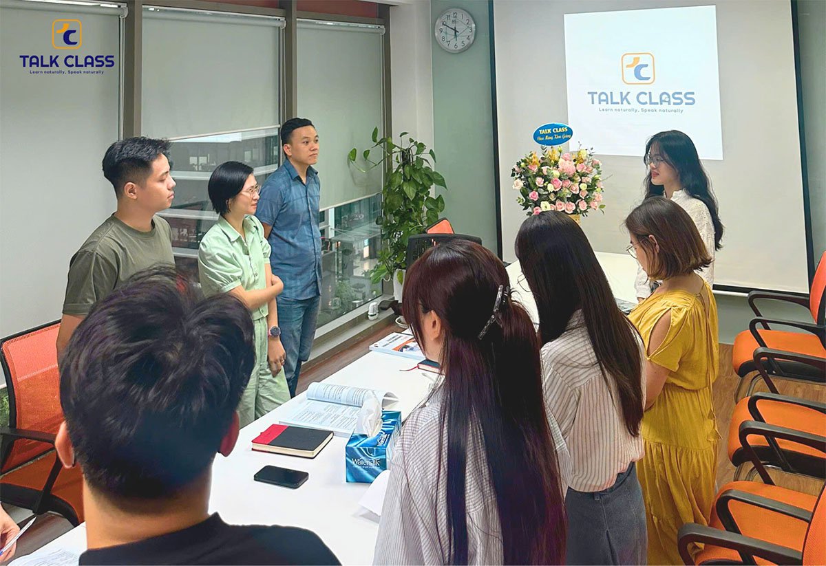 Học viên EWOOSOFT Việt thực hành trình bày trong lớp tiếng Anh