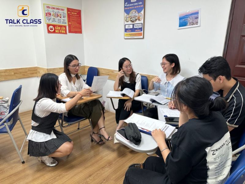 Nhóm học viên đang tự tin thảo luận với nhau