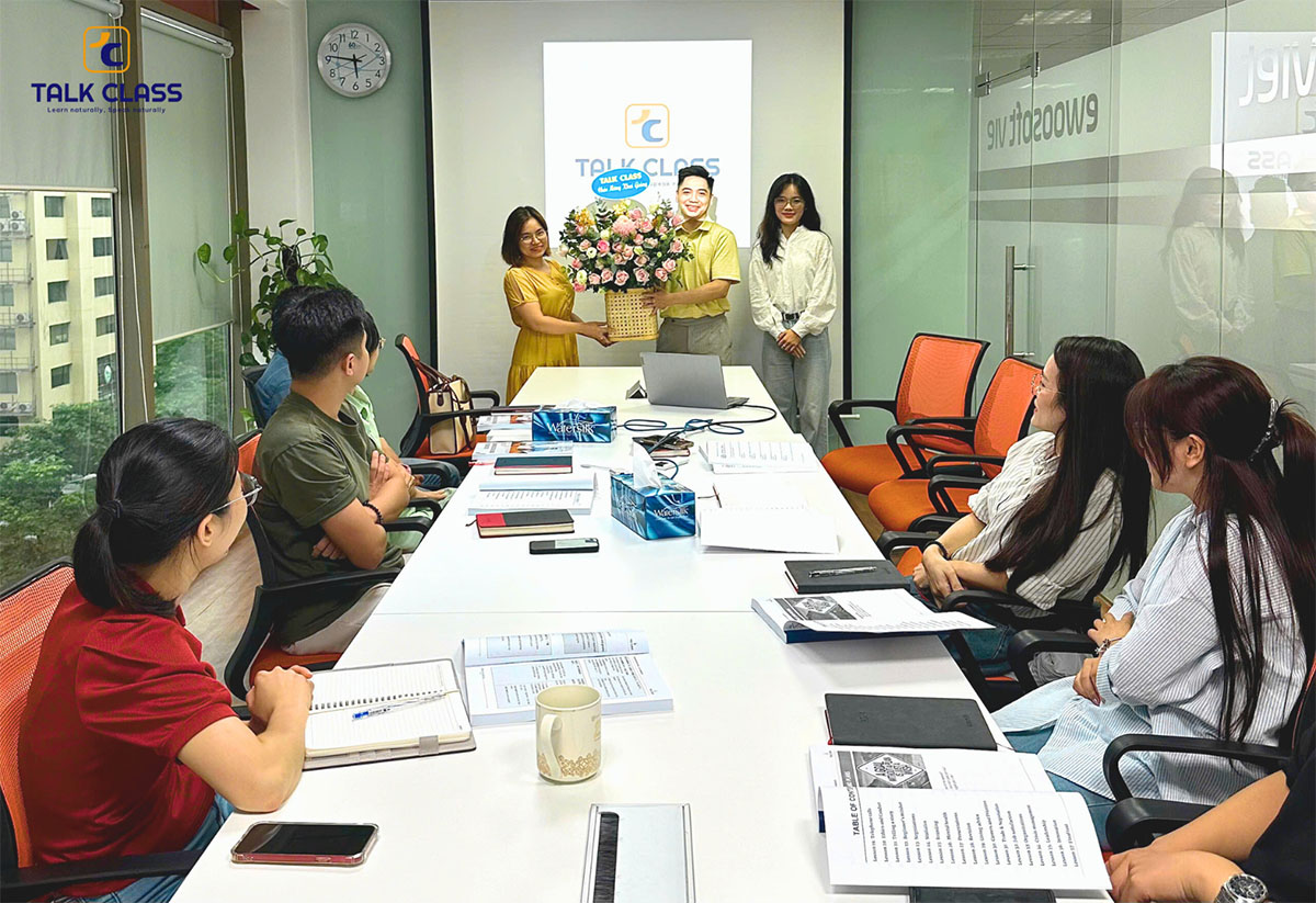 Hình ảnh trao hoa trong hoạt động hợp tác giữa Talk Class và EWOOSOFT Việt