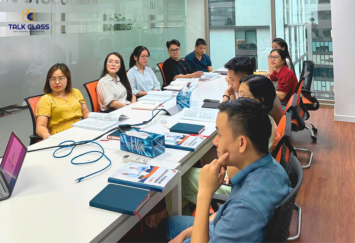 Học viên EWOOSOFT Việt tham gia lớp tiếng Anh giao tiếp của Talk Class