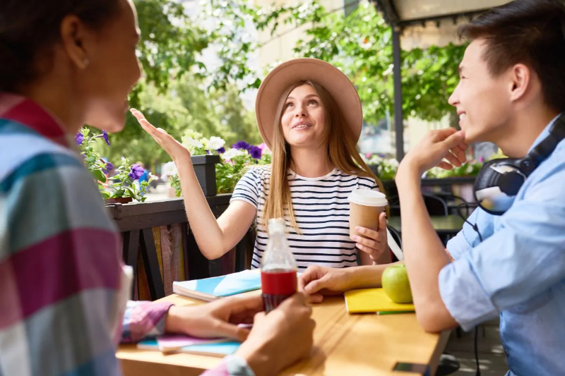 Nói chuyện với người bản xứ hoặc bạn bè để luyện phản xạ ngôn ngữ