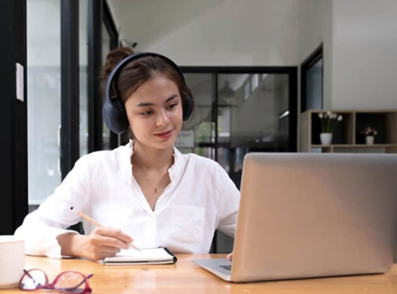 Nghe podcast hoặc xem các kênh truyền hình bằng tiếng Anh