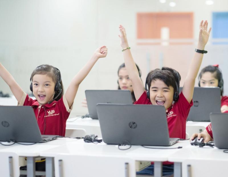 Học viên hào hứng tham gia các lớp học tiếng Anh tại VUS