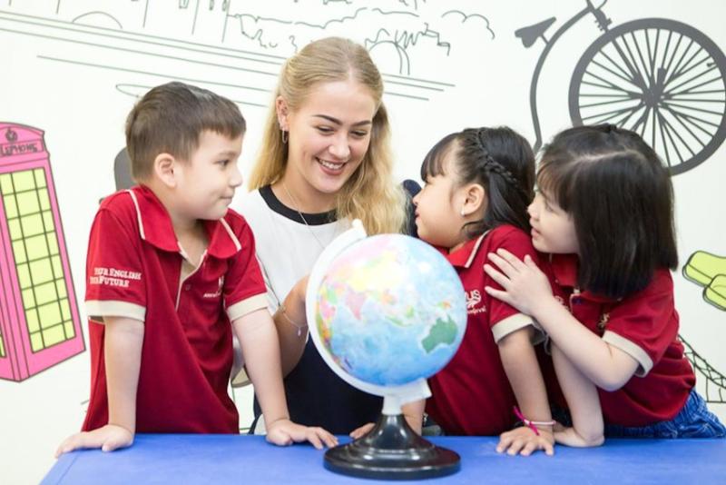 Giáo viên bản ngữ VUS tương tác với học viên nhí trong giờ học