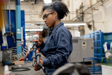 99+ Từ vựng, mẫu câu tiếng Anh trong nhà máy sản xuất cơ bản