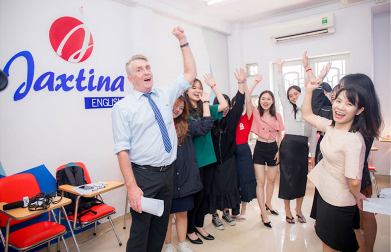 Cau-lac-bo-tieng-Anh-giao-tiep-cho-nguoi-di-lam-JEC-Jaxtina-English-Club)