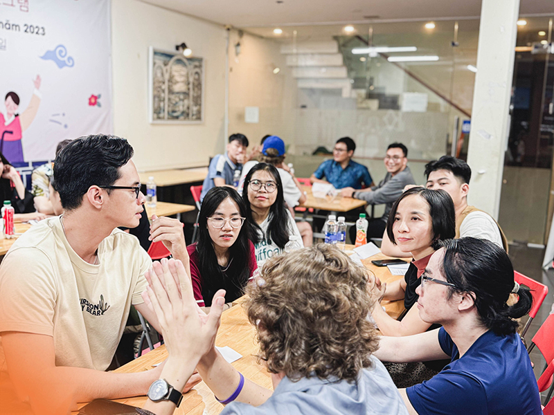 Cau-lac-bo-tieng-Anh-giao-tiep-cho-nguoi-di-lam-eec