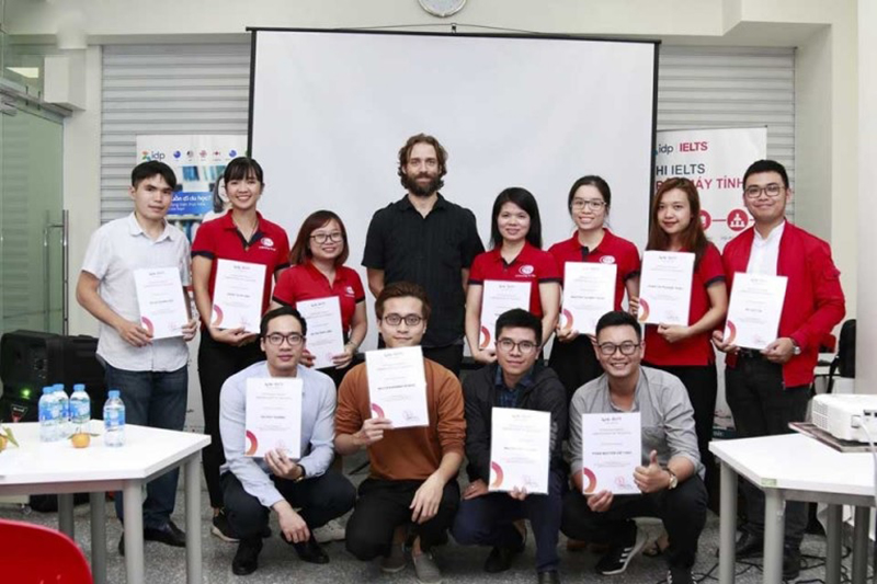 Review-chuong-trinh-dao-tao-va-doi-ngu-giang-vien-tai-Izone