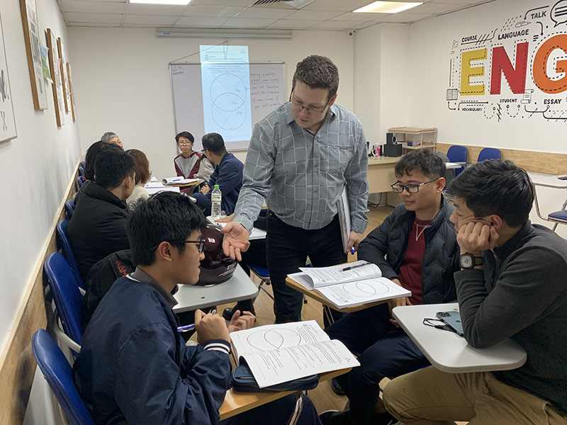 Học viên Talk Class thực hành nói tiếng Anh trong lớp học