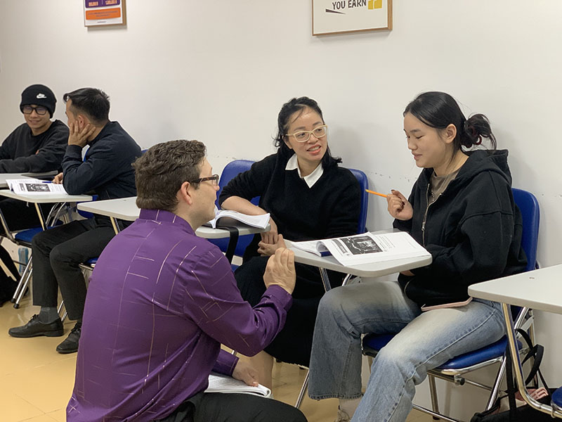 Học viên Talk Class thực hành nói tiếng Anh trong lớp học