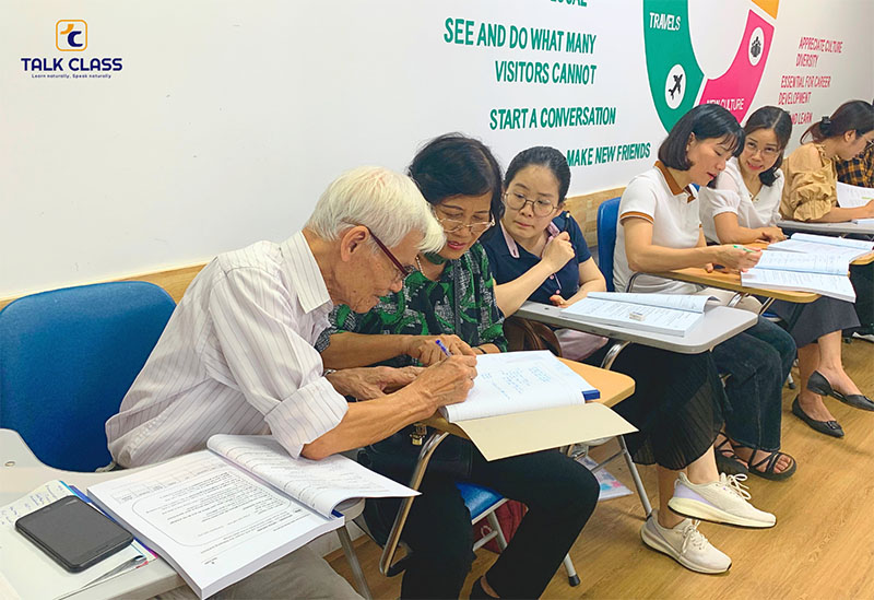 Khóa học tiếng Anh giao tiếp dành cho người lớn tuổi tại Talk Class