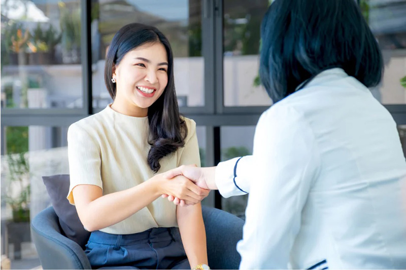 Cach-gioi-thieu-ban-than-voi-doi-tac-bang-tieng-Anh-Loi-chao-va-ten