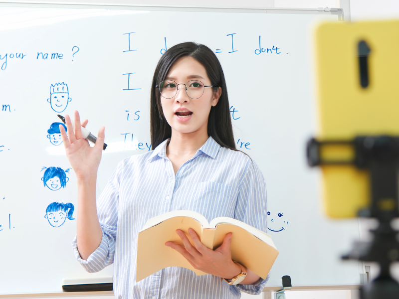 Cong-viec-lien-quan-den-tieng-anh-cho-sinh-vien-Giao-vien-tieng-Anh