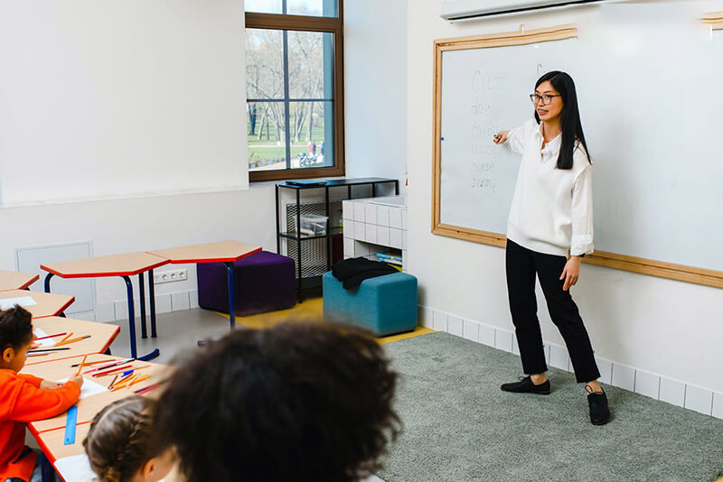 Tro-giang-tai-trung-tam-tieng-Anh