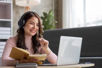 9 Cách luyện nghe tiếng Anh giao tiếp cho người đi làm