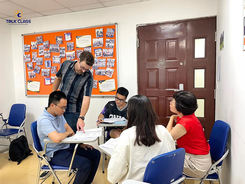 Giáo viên nhân lớp