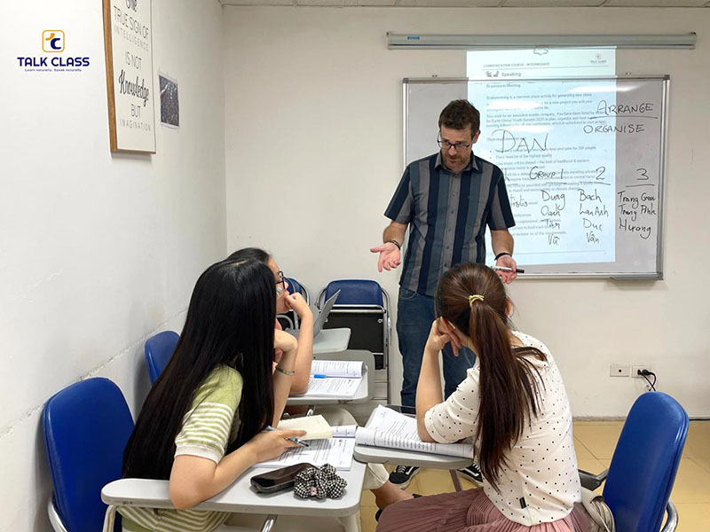 Giáo viên nước ngoài dạy tại trung tâm ngoại ngữ