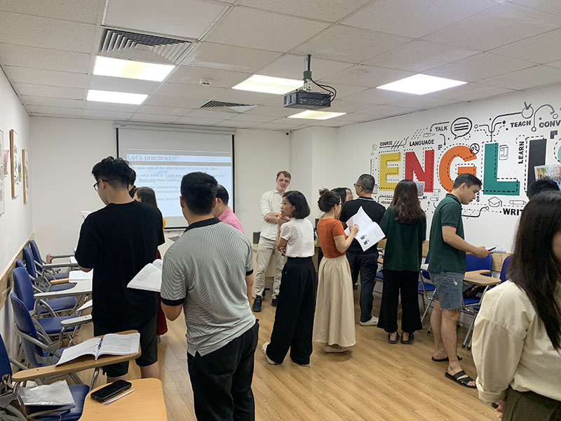 Lớp học tiếng Anh giao tiếp cho người đi làm tại Talk Class