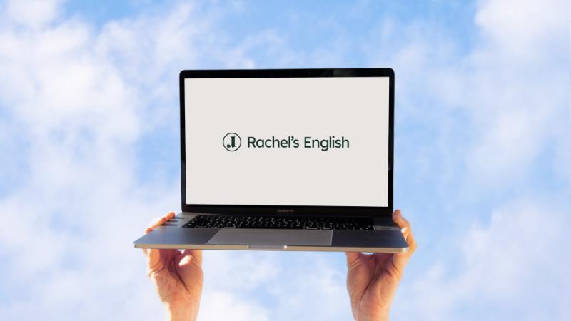 Rachel’s English tập trung hướng dẫn chi tiết về khẩu hình, trọng âm và nối âm để bạn nói tiếng Anh Mỹ tự nhiên hơn.