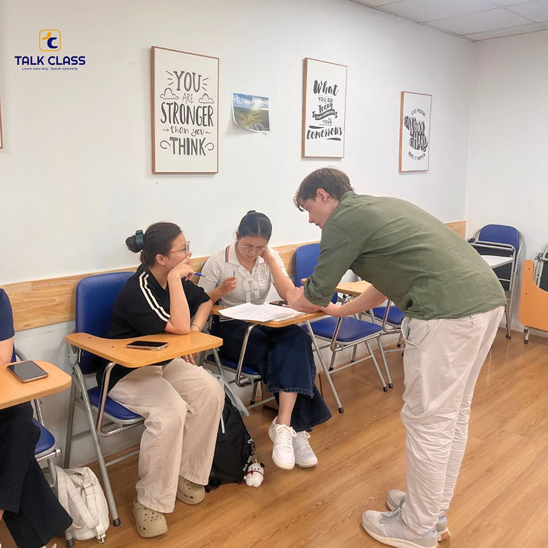 Giáo viên bản ngữ luyện giao tiếp cùng học viên Talk Class