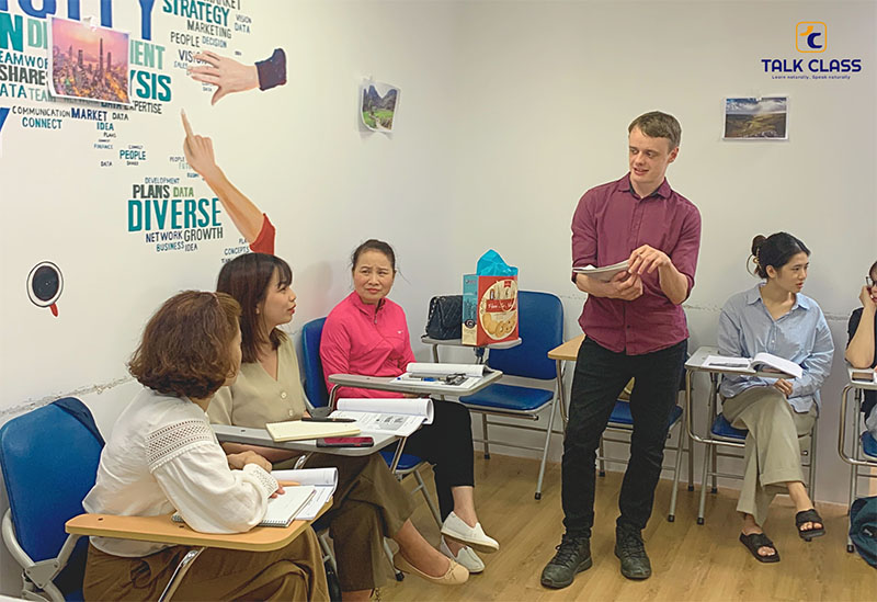 Giáo viên Talk Class hướng dẫn và sửa lỗi cho học viên mất gốc trong quá trình học tiếng Anh