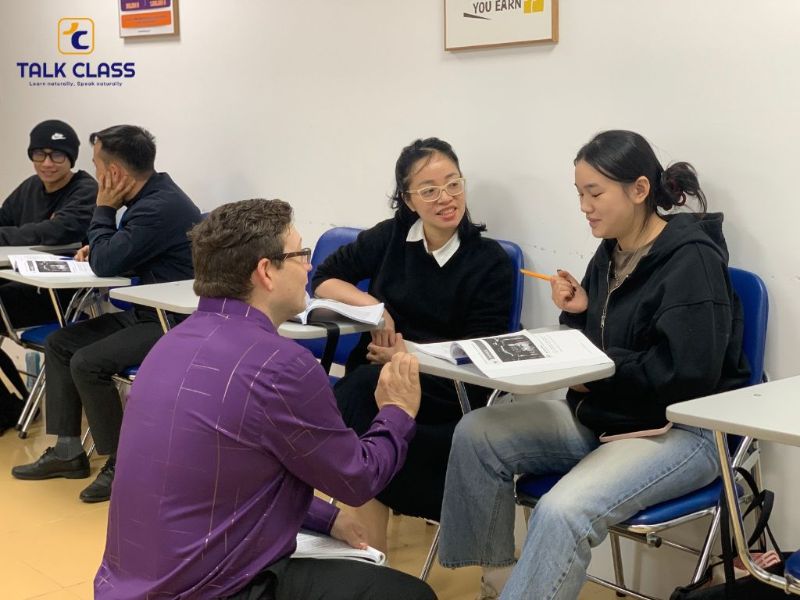 Học viên Talk Class thực hành giao tiếp tiếng Anh cùng giáo viên