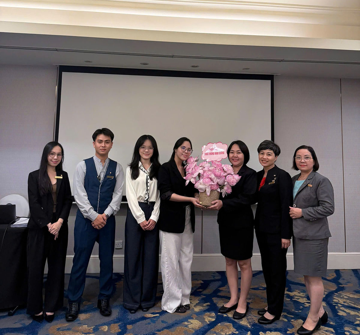 Ảnh lưu niệm trong hoạt động hợp tác giữa Talk Class và Công ty TNHH Quốc tế Hồ Tây.