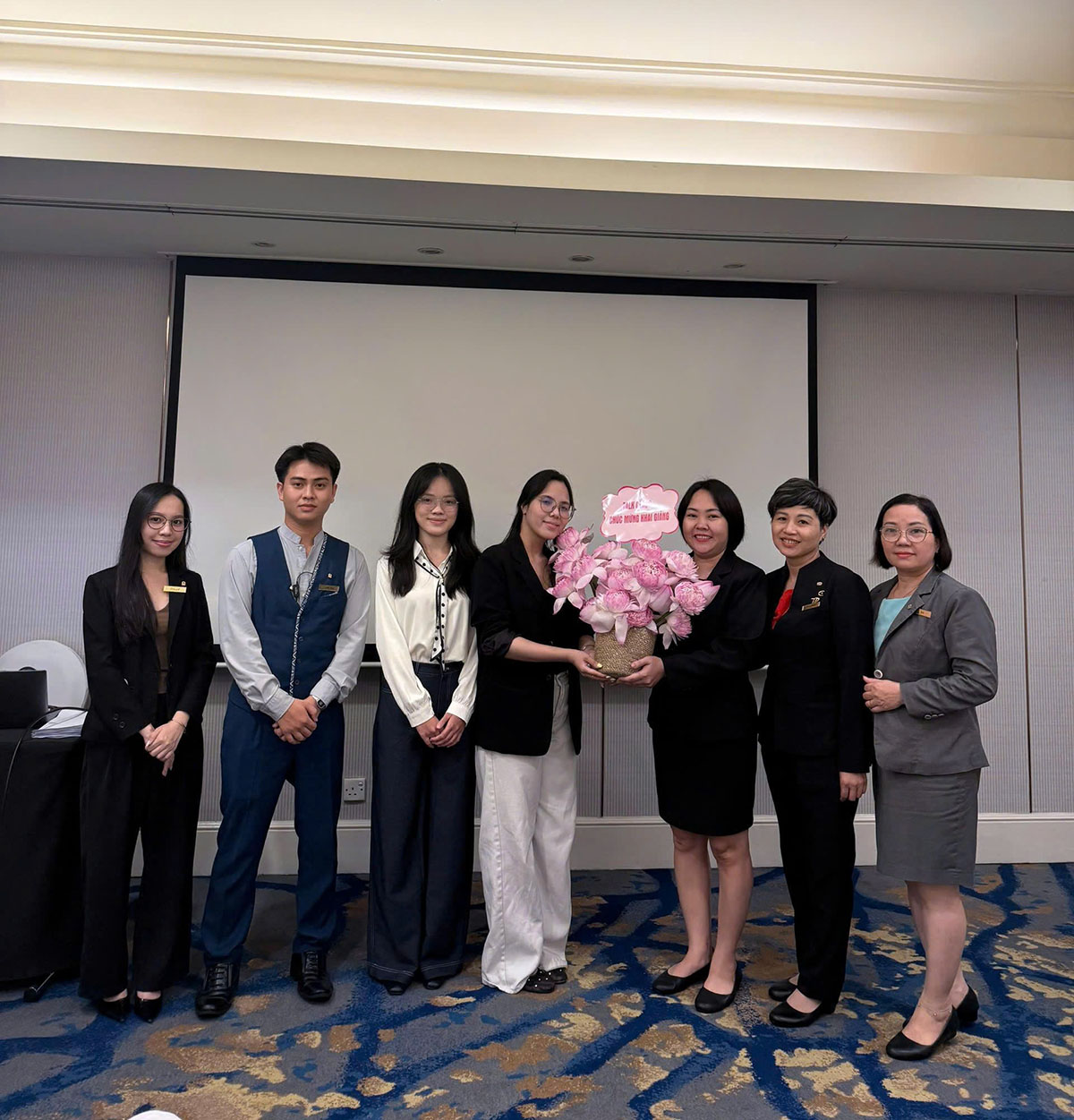 Hình ảnh chụp tập thể trong hoạt động hợp tác giữa Talk Class và Công ty TNHH Quốc tế Hồ Tây