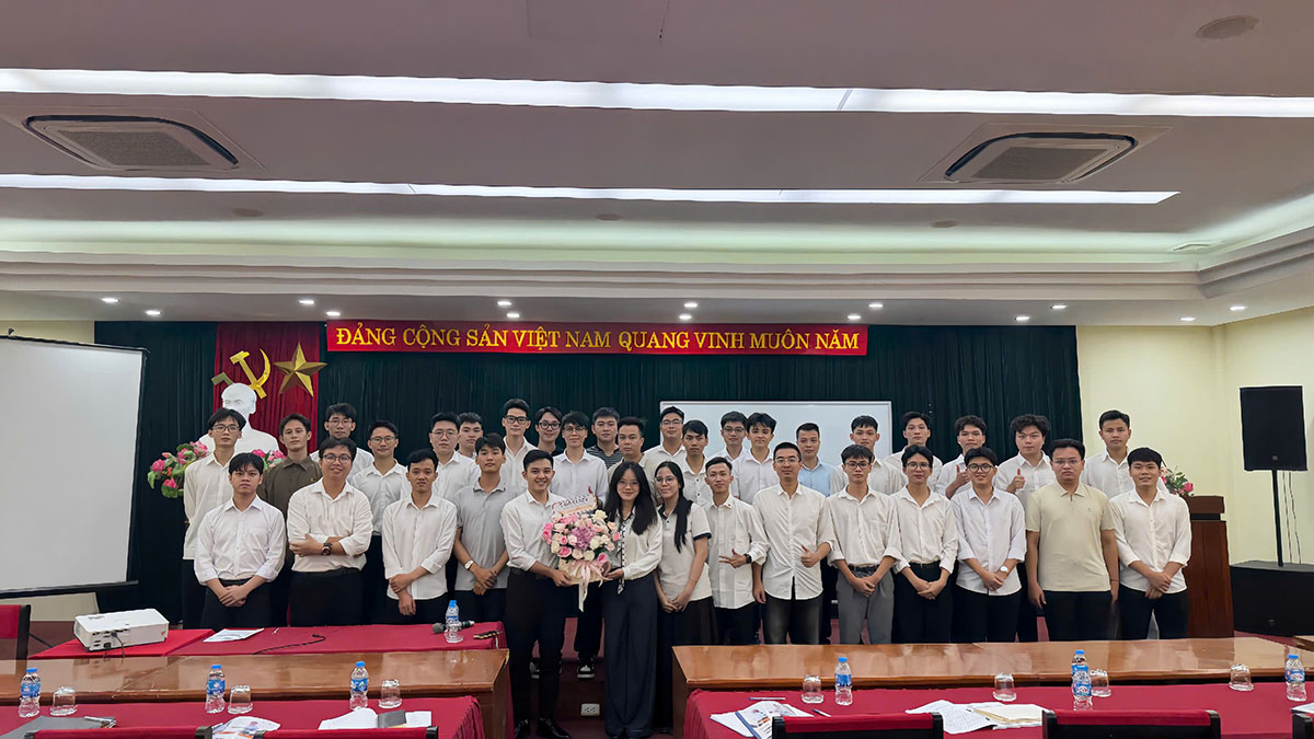 Ảnh tập thể trong chương trình đào tạo tiếng Anh của Talk Class tại Tổng công ty Lắp máy Việt Nam LILAMA