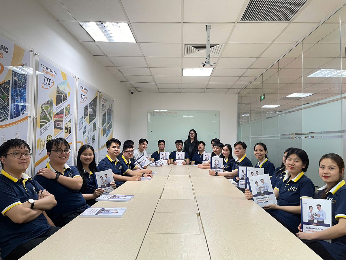 Học viên Công ty TNHH TTS Group tham gia chương trình đào tạo tiếng Anh giao tiếp cơ bản của Talk Class